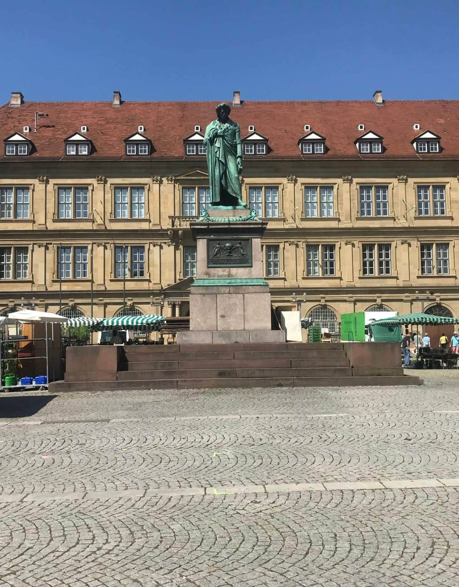 Schillerplatz mit Prinzenbau und Schillerdenkmal in Stuttgart