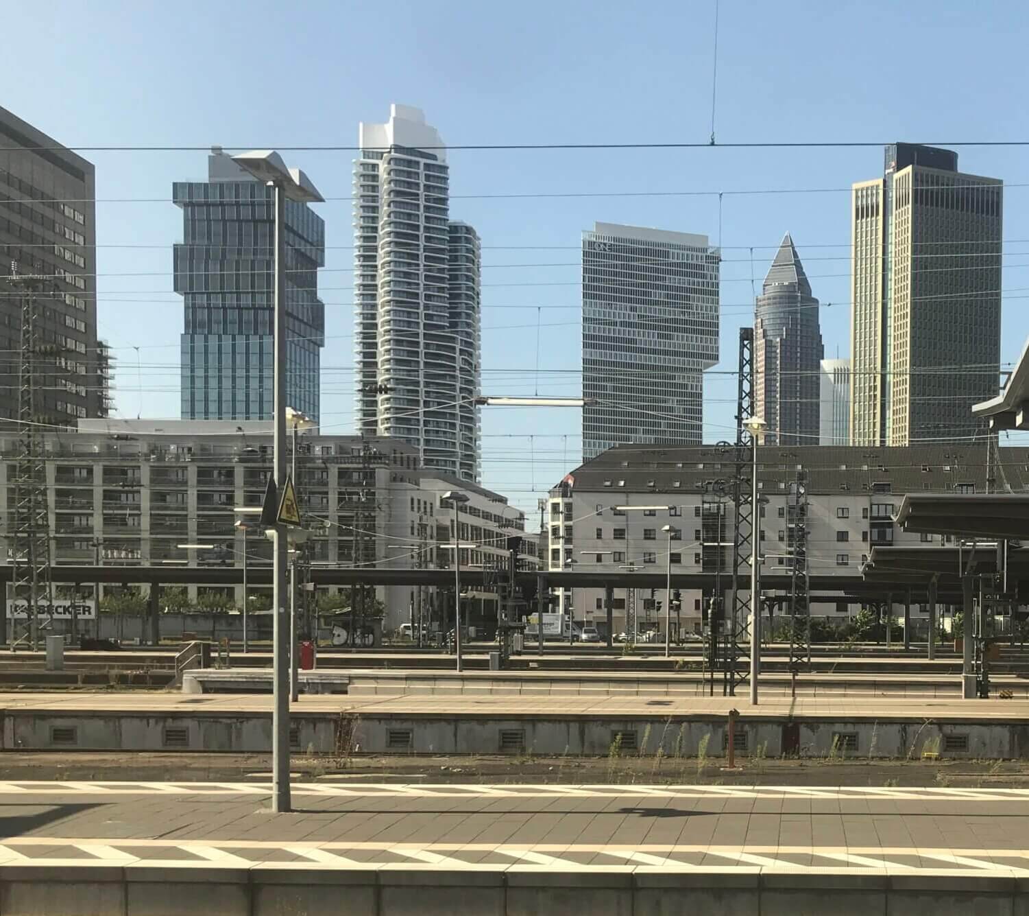 Blick auf die Skyline Frankfurt a.M. vom Bahnhof aus