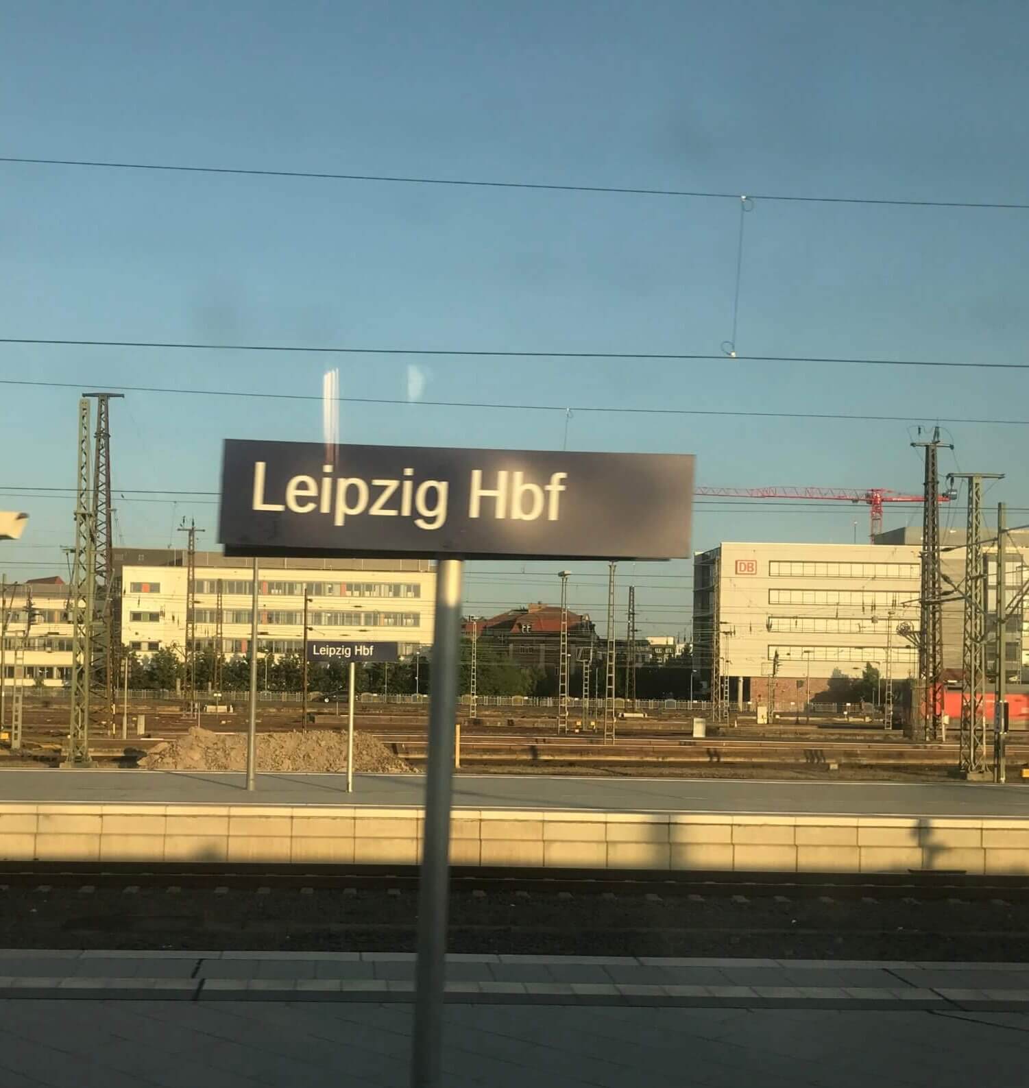 Ein Schild mit der Aufschrift Leipzig Hbf am Hauptbahnhof in Leipzig