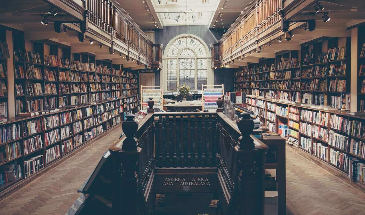 Das bild zeigt eine Bibliothek mit Gesetzbüchern