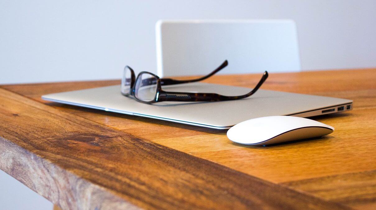 Kasse mit Waage Stimmungsbild mit Laptop