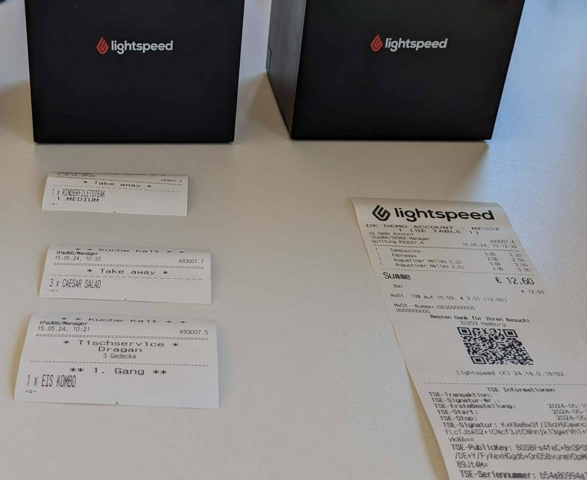 zwei bondrucker und diverse ausgedruckte bons