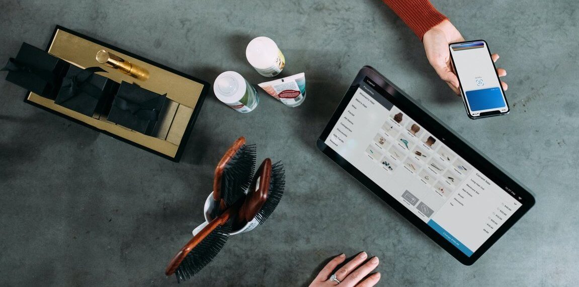 Im Bild eine Tabletkasse mit Kassensoftware im Einsatz