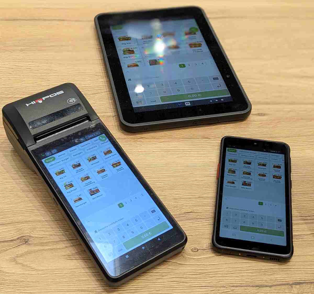 mobile Kassensysteme. drei geräte liegen nebeneinander zu präsentationszwecken auf der Messe Internorga in Hamburg 2025