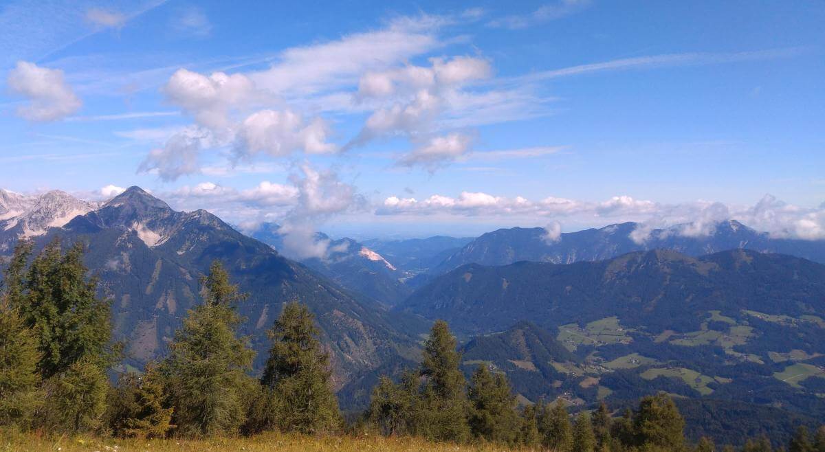 blick in eine alpine landschaft in den kalkalpen in österreich