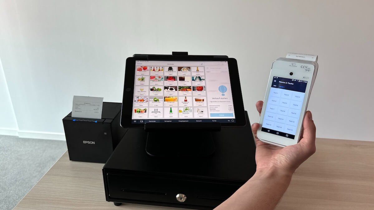 Kassensystem von tillhub mit monitor, bondrucker und payment terminal