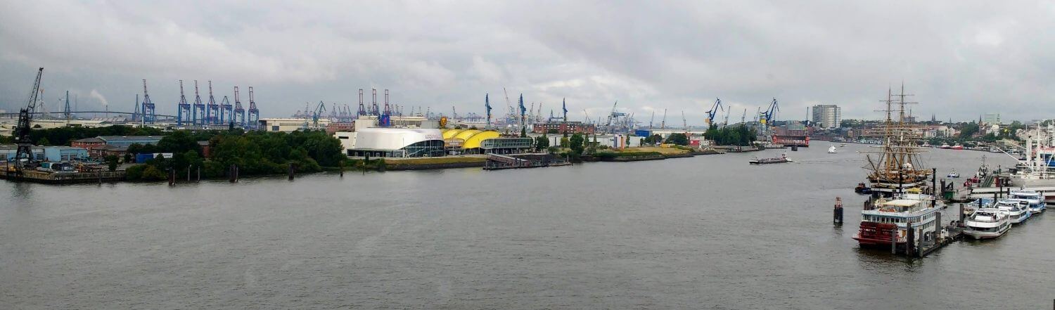 Blick auf den Hamburger Hafen mit Lastkränen, der Elbe und einigen kleineren Booten