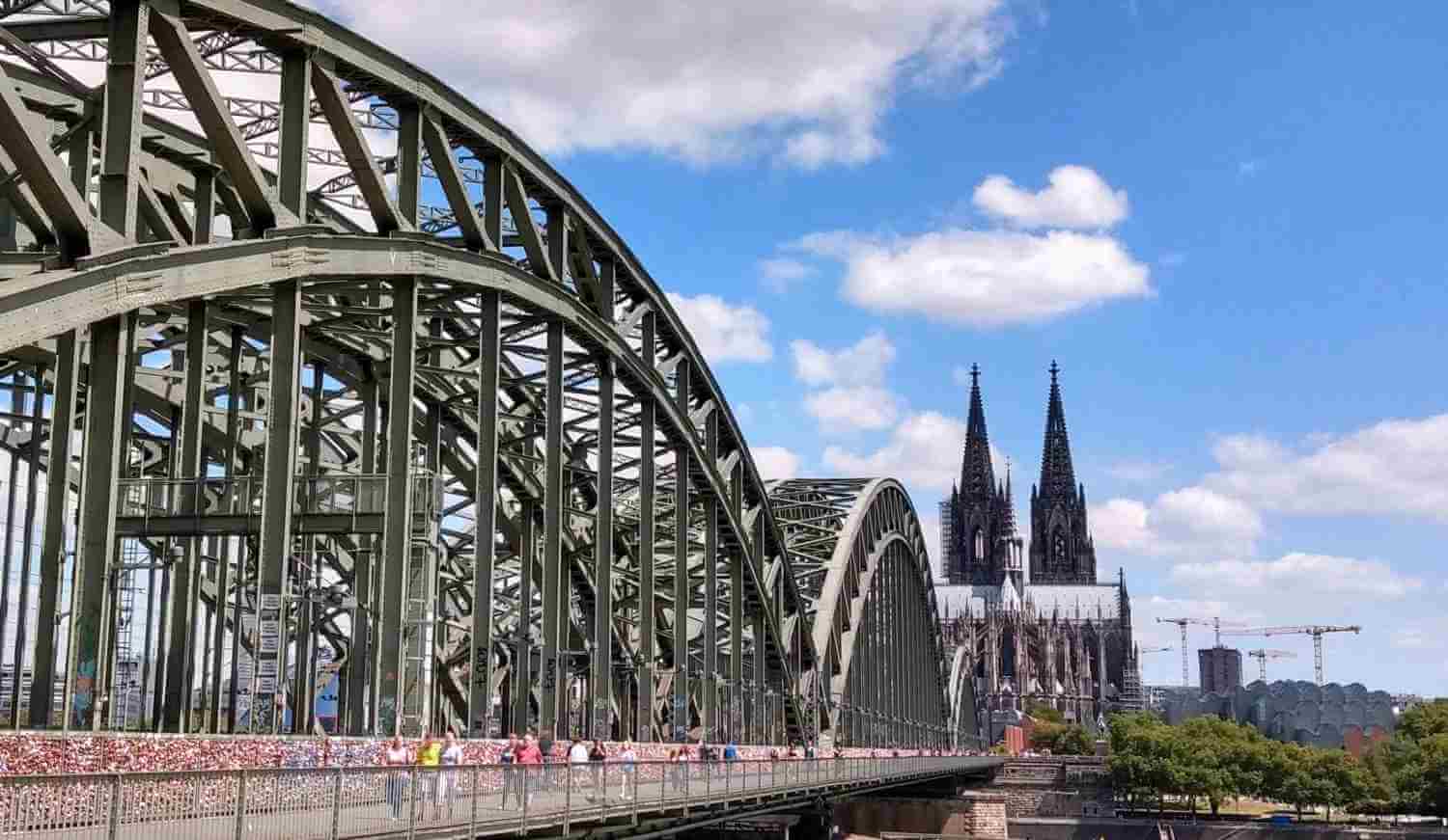 Der Kölner Dom und die Eisenbahnbrücke über den Rhein im Vordergrund