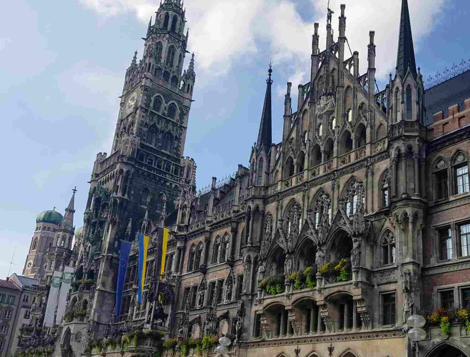Auf dem Bild sind die prägenden Gebäude Münchens zu sehen