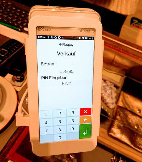 Bezahlterminal pax a920pro live beim Einkauf in einem Geschäft es wird die Aufforderung zur eingabe der PIN gezeigt
